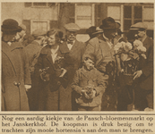 870473 Afbeelding van enkele bezoekers van de bloemenmarkt op het Janskerkhof te Utrecht, die een hortensia gekocht ...